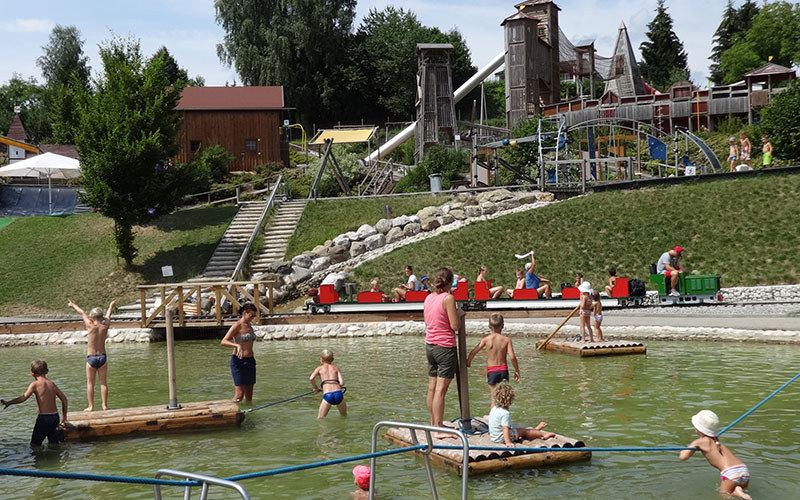 Mitfahrzug entlang des Spielteiches