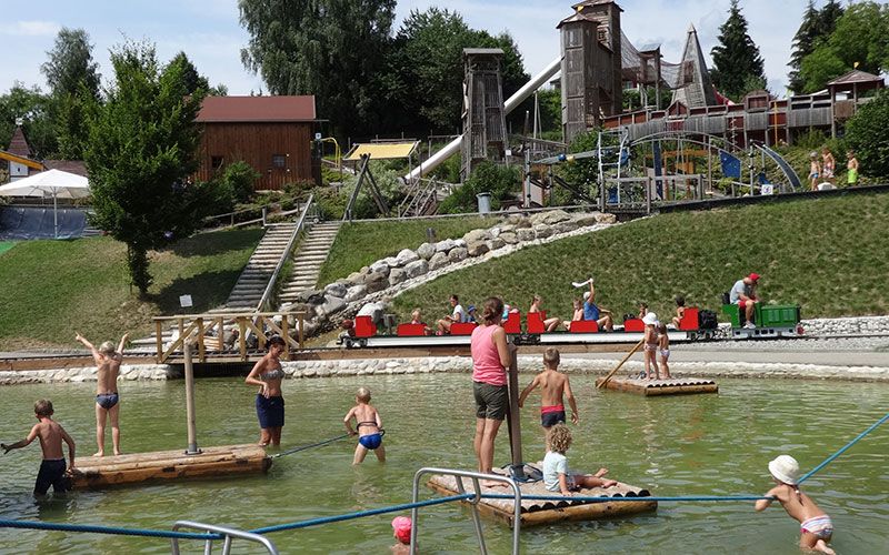 Mitfahrzug entlang des Spielteiches
