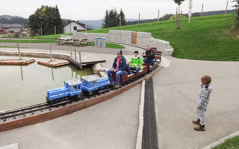 Testfahrt auf Kinderland-Gleisen mit dem Zug der Firma Wimmer