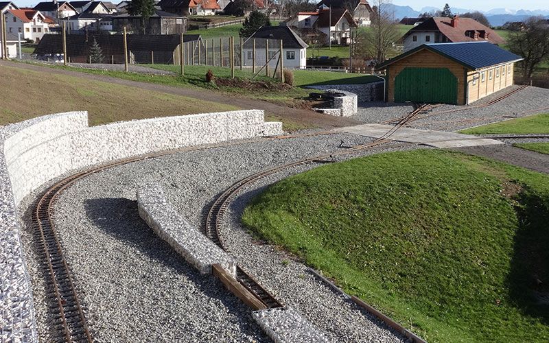 Fertiger Lok- und Waggonschuppen und Gleisentwicklung davor